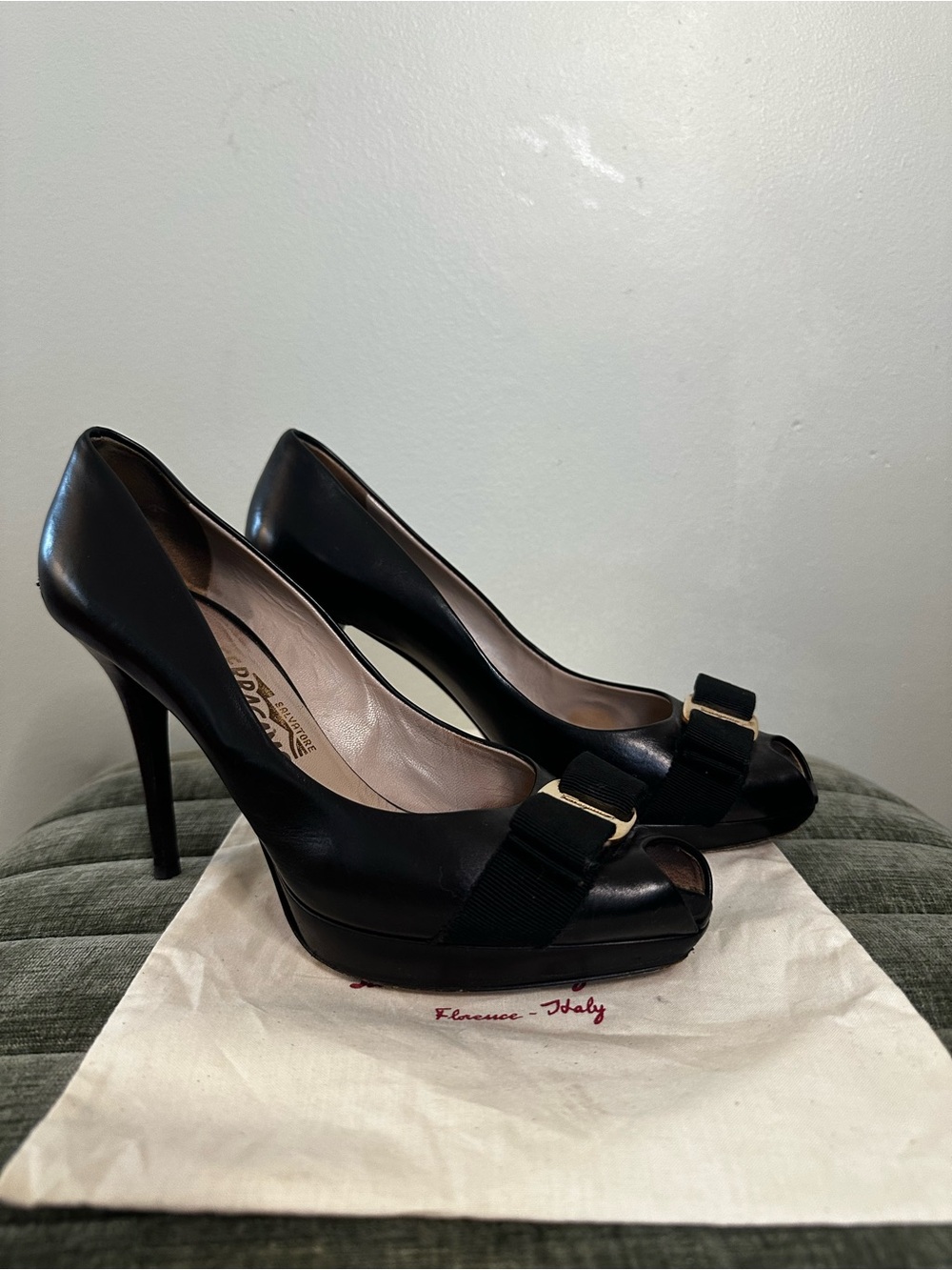 Salvatore Ferragamo Vara Bow Peep Toe Platform Pumps Black 9 B - Picture 4 of 7